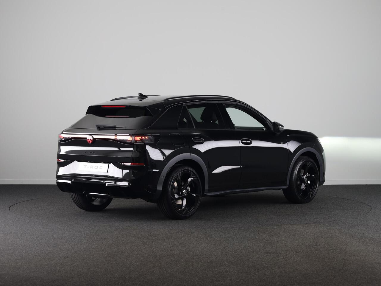 Volkswagen T-Roc R-Line First Edition 1.5 eTSI 110 kW / 150 PK SUV | Interieur Pakket leder 'Varenna' | Black Style Pakket | Panoramaschuif-kanteldak | Trekhaak | Koplampverlichting matrix-led (IQ.LIGHT) | Assistance Pakket | Elek. achterklep