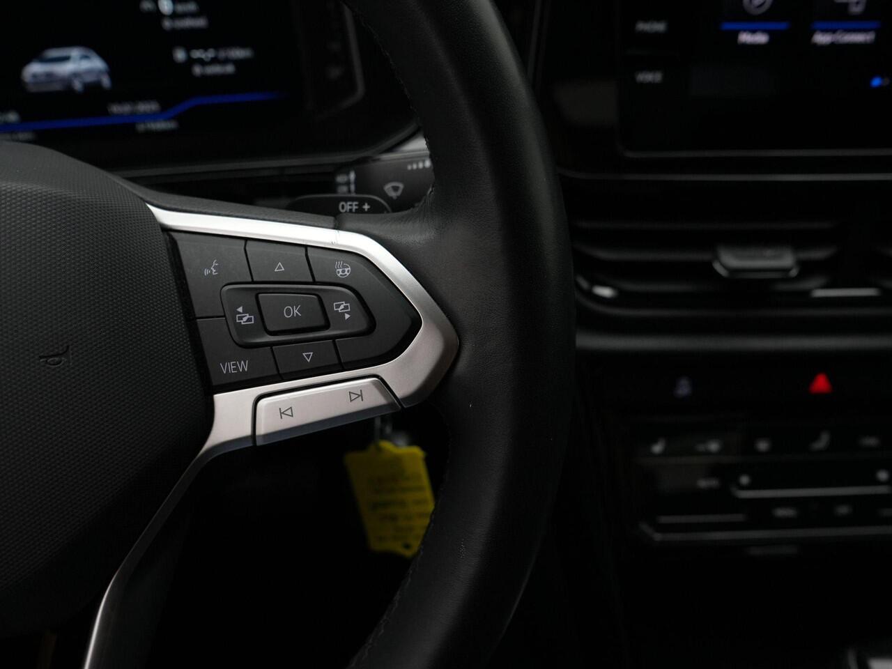 Volkswagen T-Roc 1.5 TSI 150 pk DSG Style | Achteruitrijcamera | Stoelverwarming | Navigatie | Adaptive Cruise