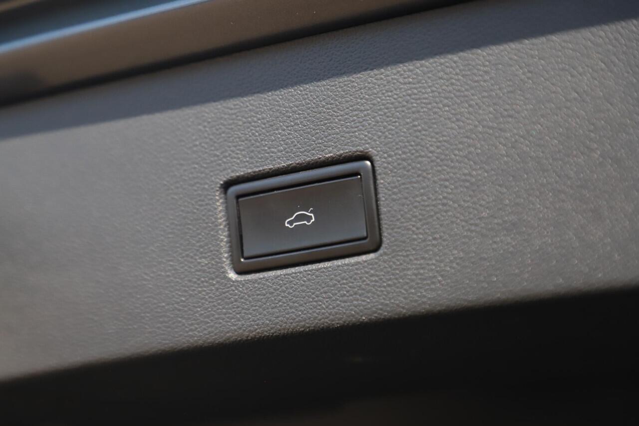 Volkswagen T-Roc 1.0 TSI Sport Virtual 17 inch Keyless Navigatie Achteruitrijcamera Carplay Android Adaptive Cruise Lane Assist Full LED Getint Glas