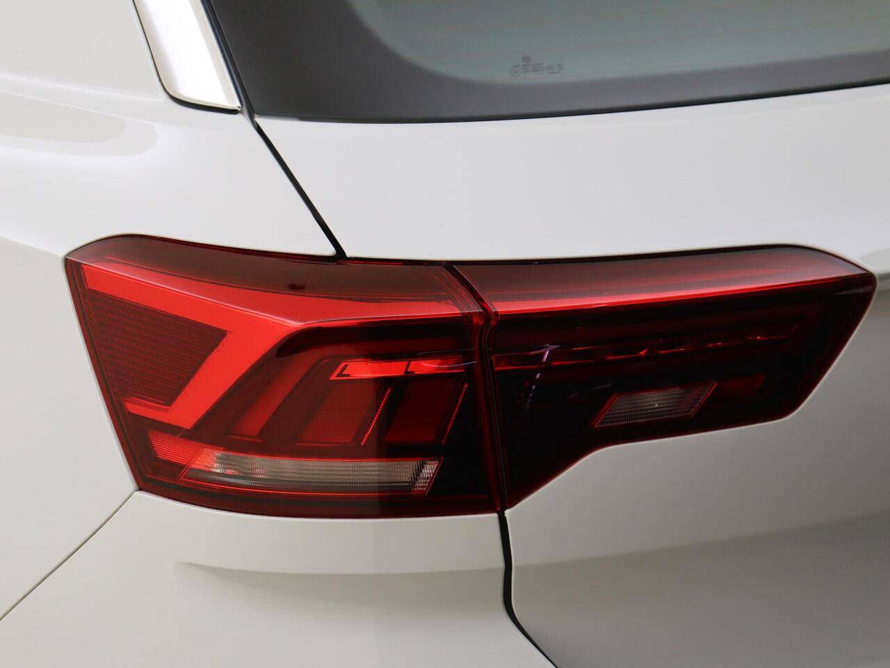 Volkswagen T-Roc 1.5 TSI Style | Digital cockpit Pro | Dodehoek detectie | Stoel- en stuurwielverwarming | Achteruitrijcamera | Parkeerassistent | CarPlay | Adaptieve cruise control |