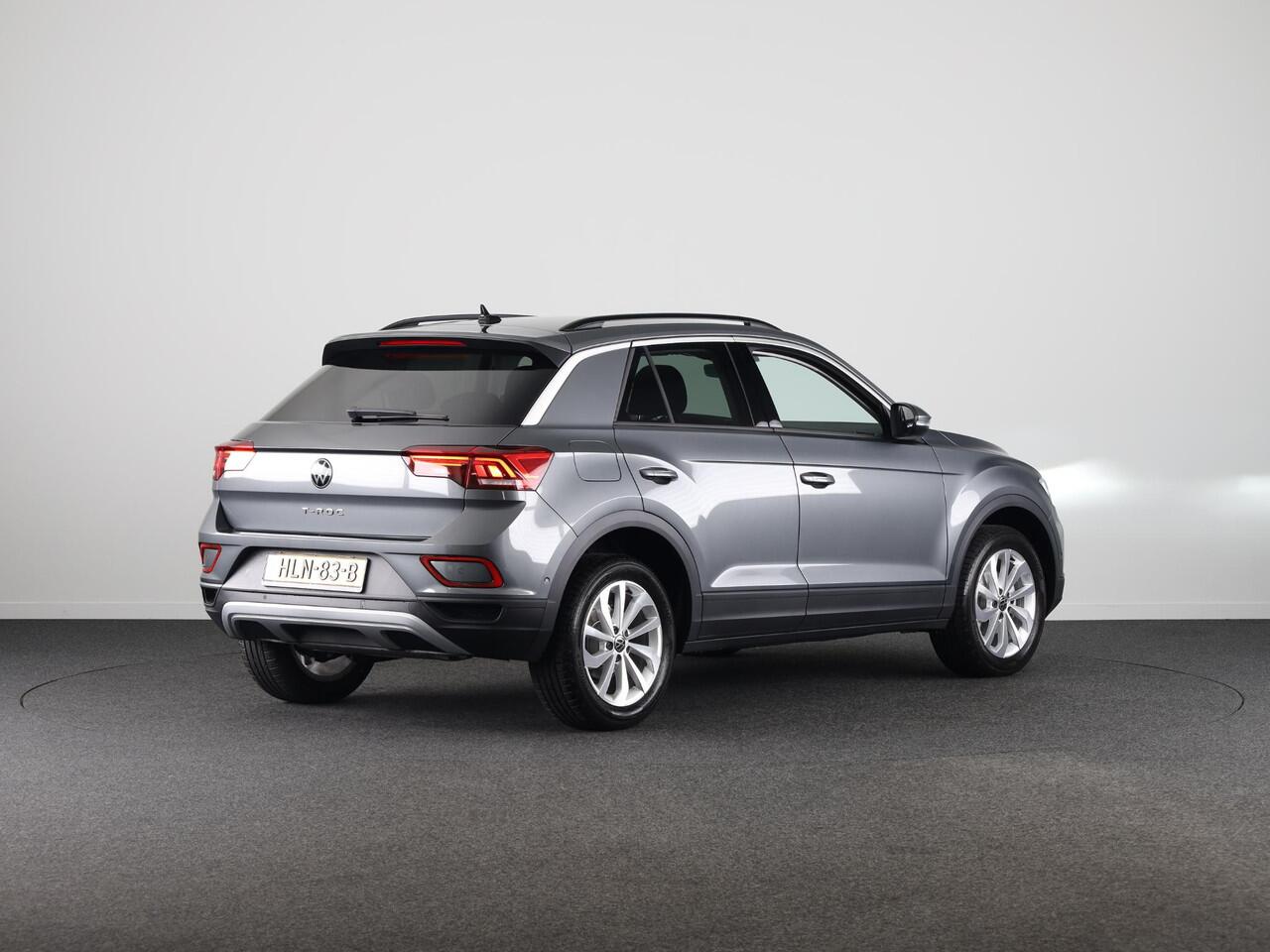 Volkswagen T-Roc Life Edition 1.5 110 kW / 150 pk TSI SUV 7 versn. | Verlengde garantie | Private lease vanaf ¤ 699,- pm | Navigatie via App | Parkeersensoren (Park assist) | Achteruitrijcamera | Adaptieve cruise control |