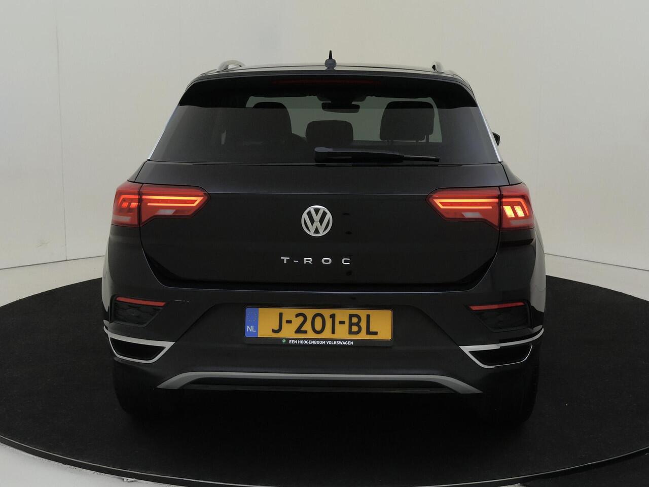 Volkswagen T-Roc 1.5 TSI Style Business | Achteruitrijcamera | Navigatie | Adaptieve cruise control | Elektrisch inklapbare buitenspiegels | CarPlay | Elektrische achterklep | Parkeersensoren |