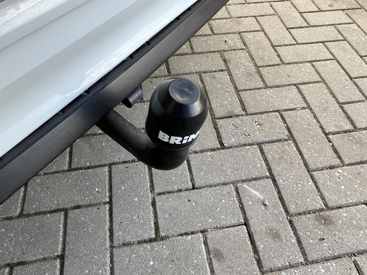 Volkswagen T-Roc 1.5 TSI Sport / Digitaal dashboard / Navigatie / 2x R-line / Afneembare trekhaak / Parkeersensoren V+A / P4