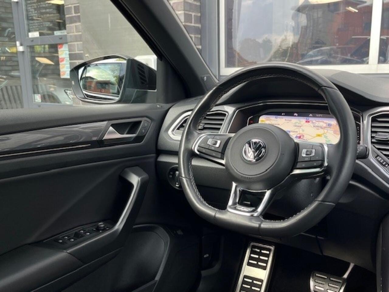 Volkswagen T-Roc 1.5 TSI AUT. SPORT R-LINE BEATS - VIRTU - PANO. DAK - TREKH.