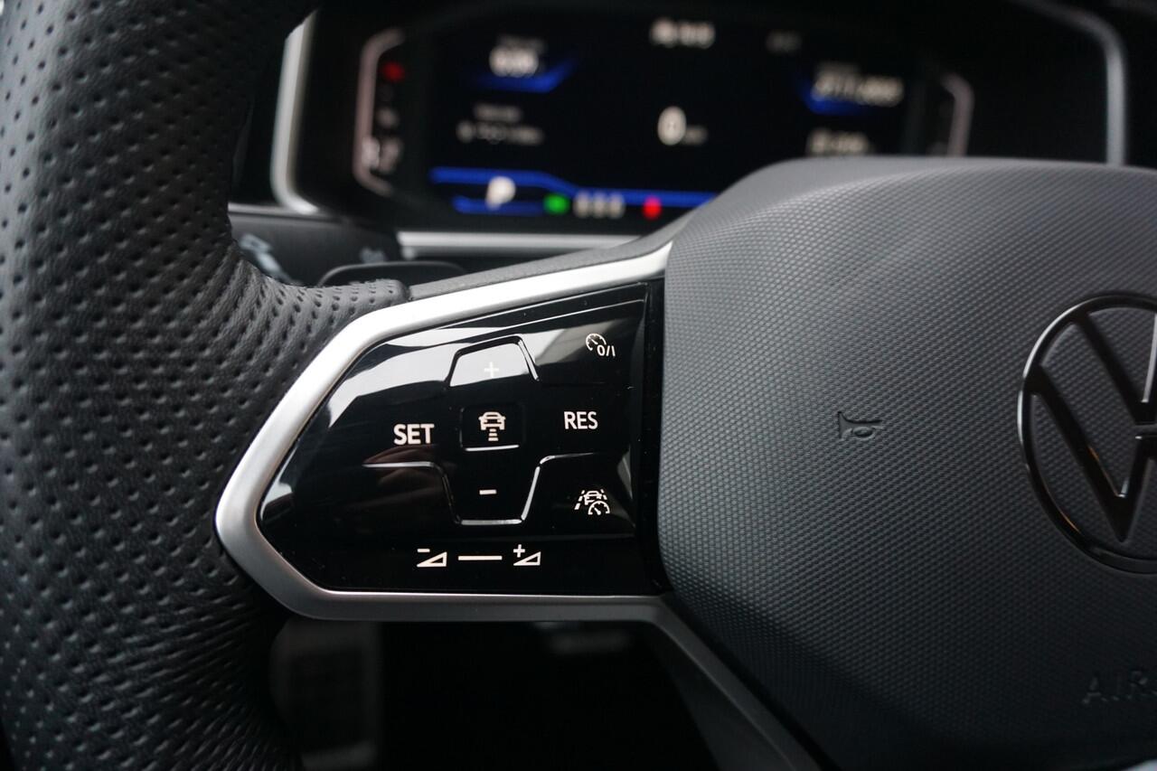 Volkswagen T-Roc 1.5 TSI DSG R-Line PDC | Stoelverw. | Apple Carplay *All in prijs*