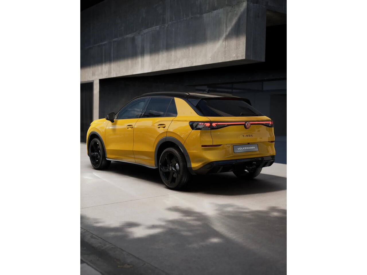 Volkswagen T-Roc R-Line First Edition | 'App-Connect' draadloze smartphone integratie | 30,5 cm display met 2D en 3D weergave | Achterklep, elektrisch, met sensorgestuurde opening (Easy Open)