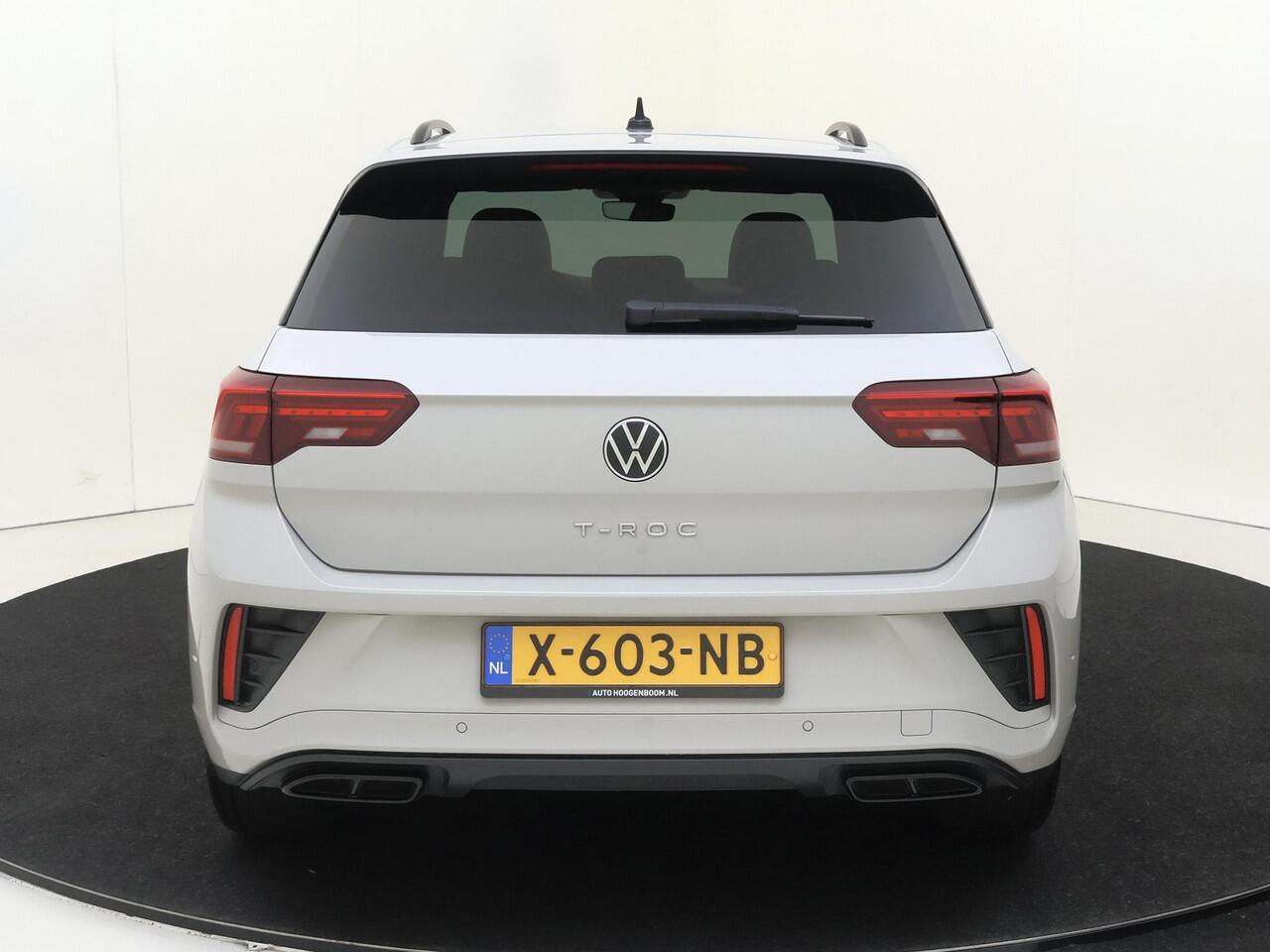 Volkswagen T-Roc 1.0 TSI R-Line | Achteruitrijcamera | Parkeerassistent | Black style | Digital cockpit Pro | Adaptieve cruise control | Navigatie | CarPlay |