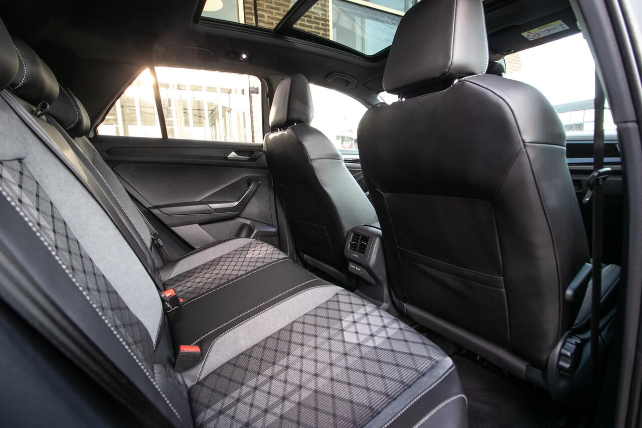 Volkswagen T-Roc 1.5 TSI R-Line Edition | Adapt cruise | Panorama dak | 19" Lmv |