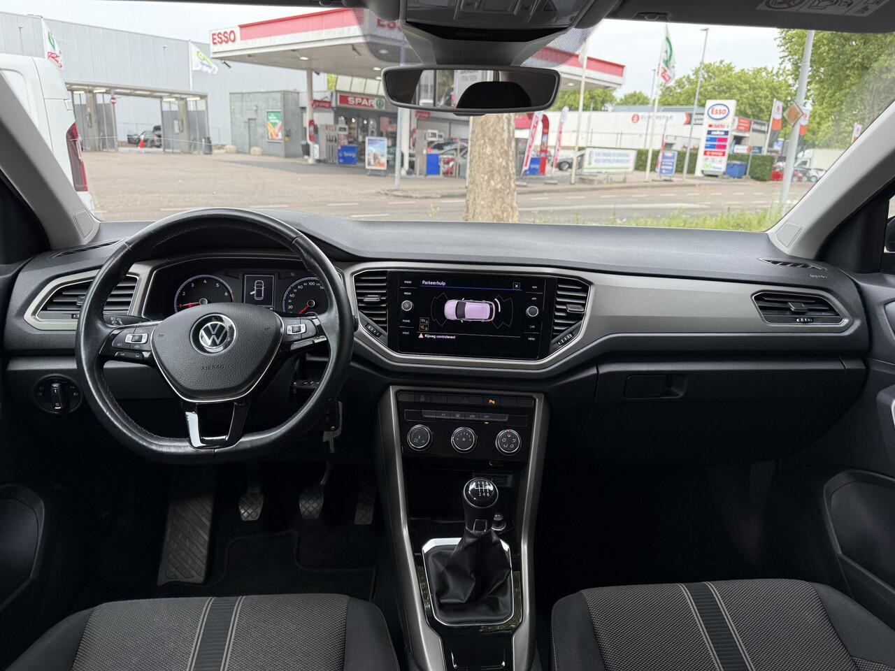 Volkswagen T-Roc 1.0 TSI Style Business | navigatie | cruise control | parkeer sensoren | trekhaak meerprijs 899.00 euro