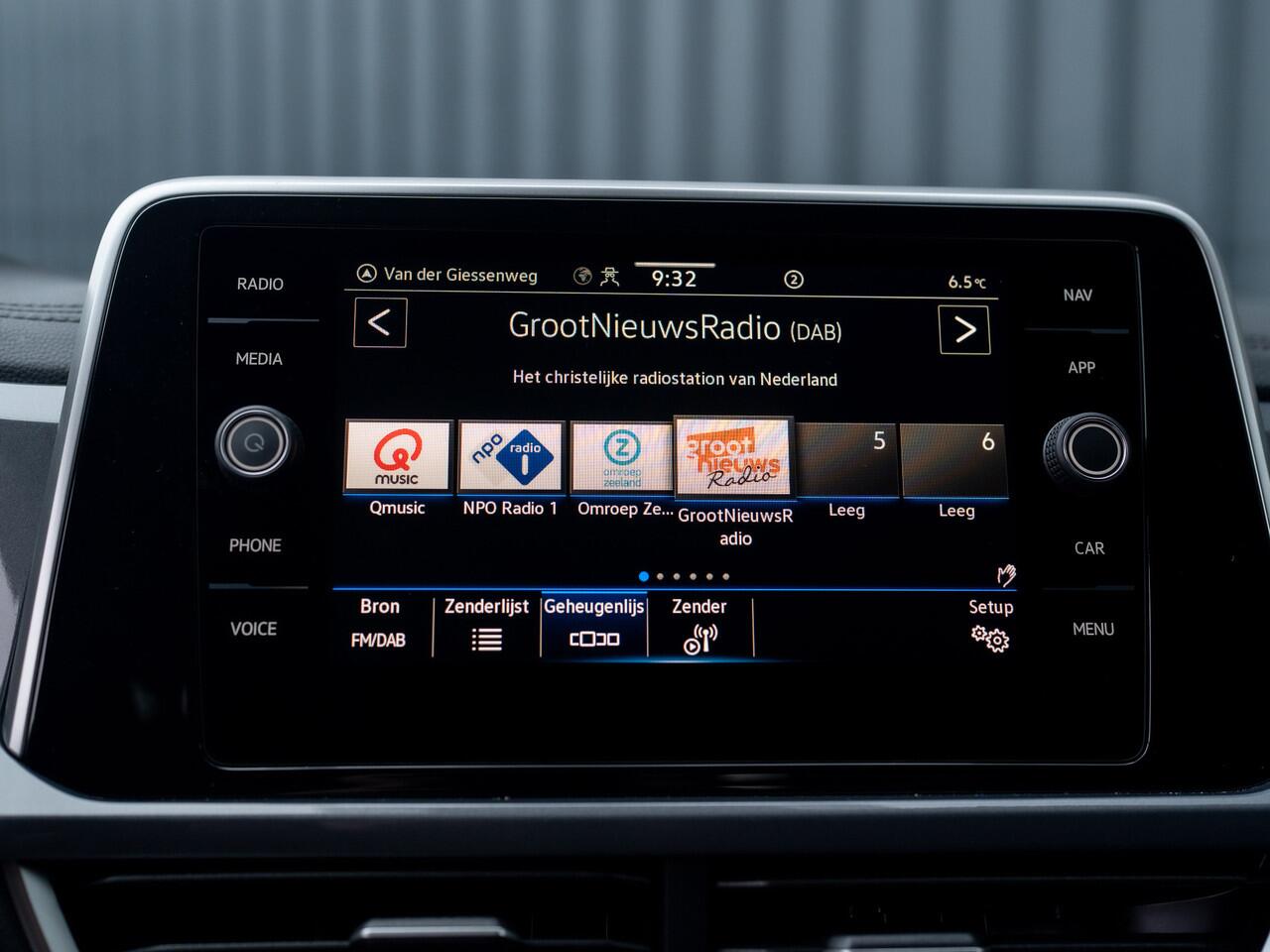 Volkswagen T-Roc 1.5 TSI Life Edition | IQ Light | Trekhaak afnb. | Navi | Stoelverw. | Prijs Rijklaar!!