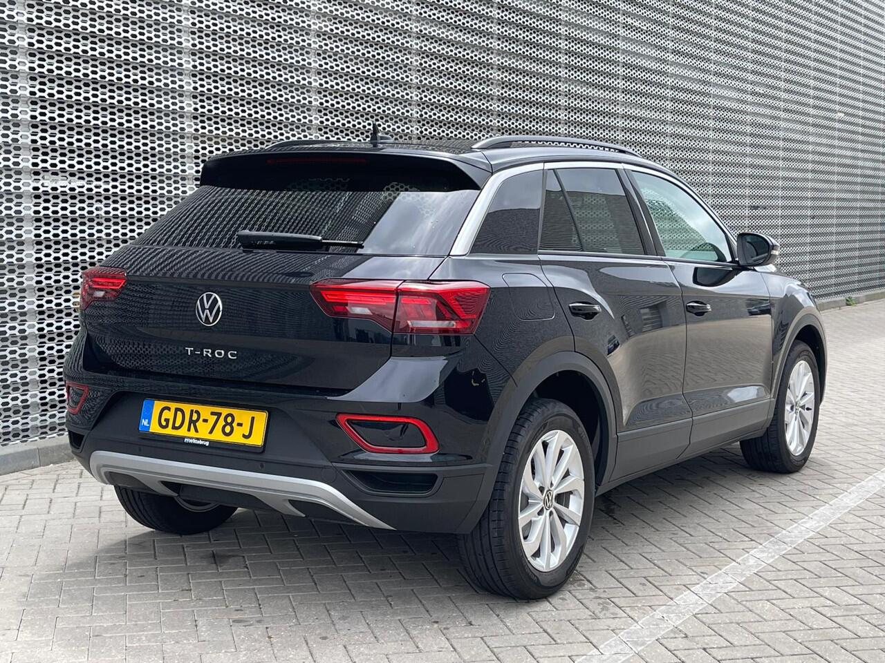 Volkswagen T-Roc 1.0 TSI 110PK Life Edition / Achteruitrijcamera / App Connect / Getint Glas / 17'' LMV / VW