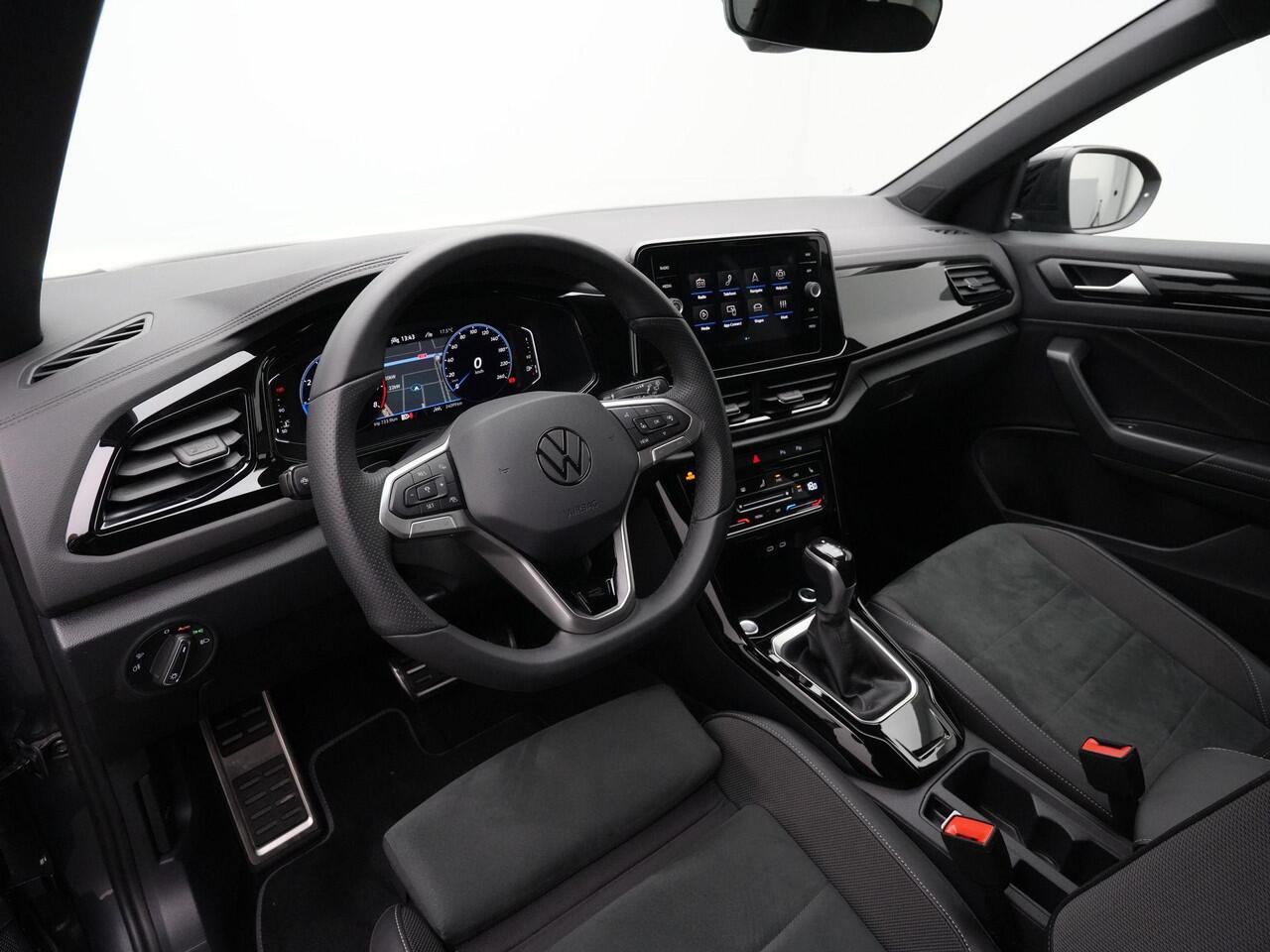 Volkswagen T-Roc 1.5 TSI 150 pk DSG R-Line Edition | Panoramadak | Trekhaak | IQ Light | Achteruitrijcamera | Navigatie | Stoelverwarming