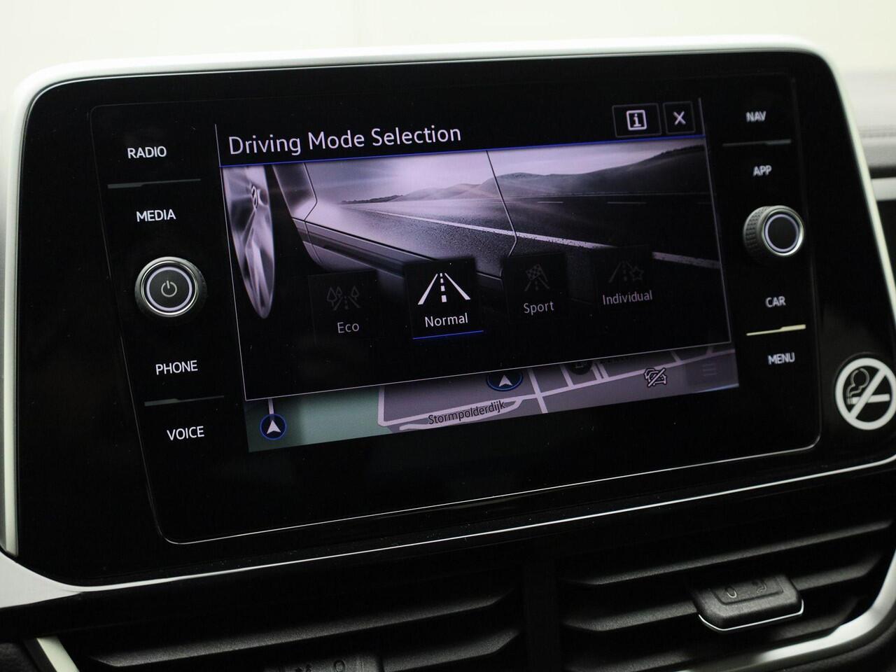 Volkswagen T-Roc 1.5TSI/150PK R-Line DSG · Camera · Apple/Android Car Play · Navigatie · Trekhaak · Apple/Android · Garantie tot februari 2027