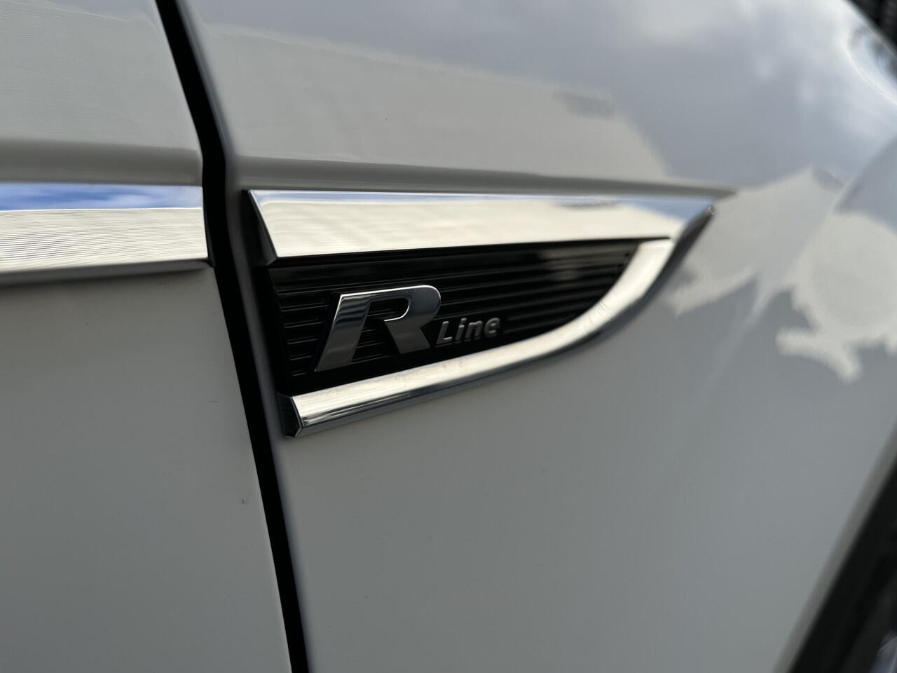 Volkswagen T-Roc 1.5 TSI Sport / Digitaal dashboard / Navigatie / 2x R-line / Afneembare trekhaak / Parkeersensoren V+A / **