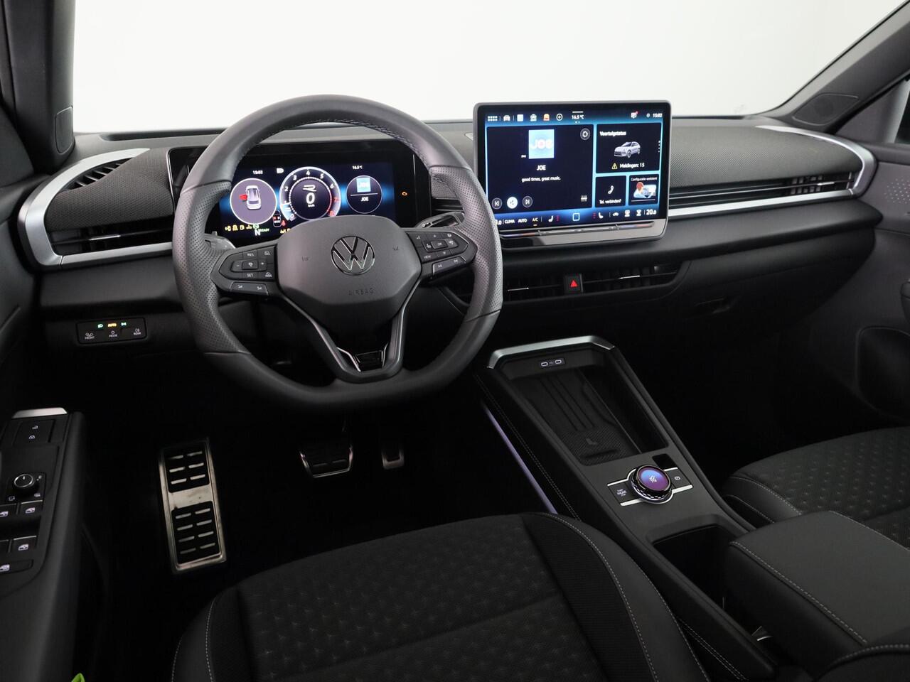 Volkswagen T-Roc R-Line First Edition 1.5 eTSI 110 kW / 150 PK SUV | Panoramaschuif-kanteldak | Assistance Pakket | Trekhaak | Black Style Pakket | Koplampverlichting matrix-led (IQ.LIGHT) | Elek. achterklep | Zwart dak