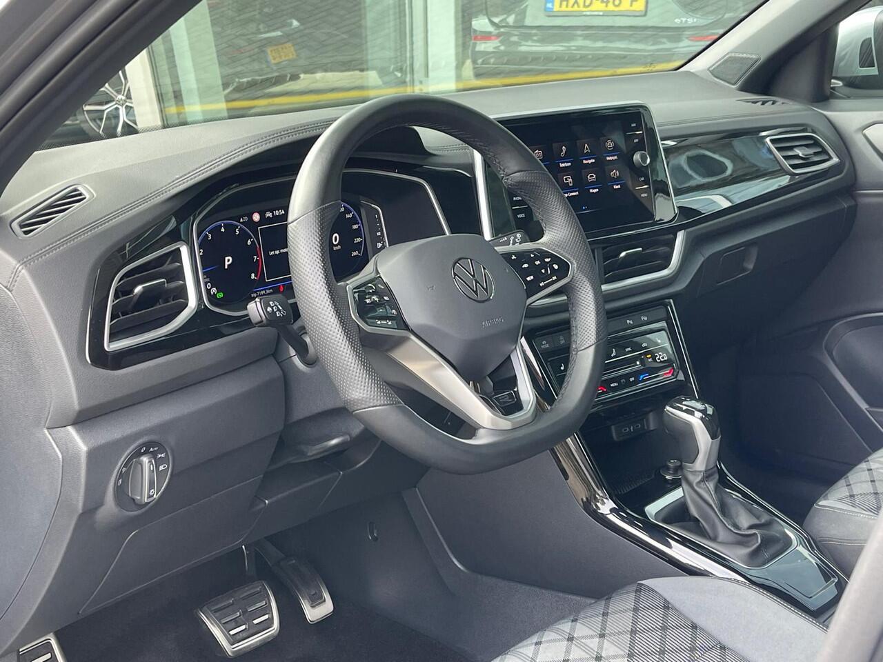 Volkswagen T-Roc 1.5 TSI 150pk DSG R-Line / LED / Navigatie / Camera /Stuur & Stoelverwarming / App-Connect / 17" LMV / VW