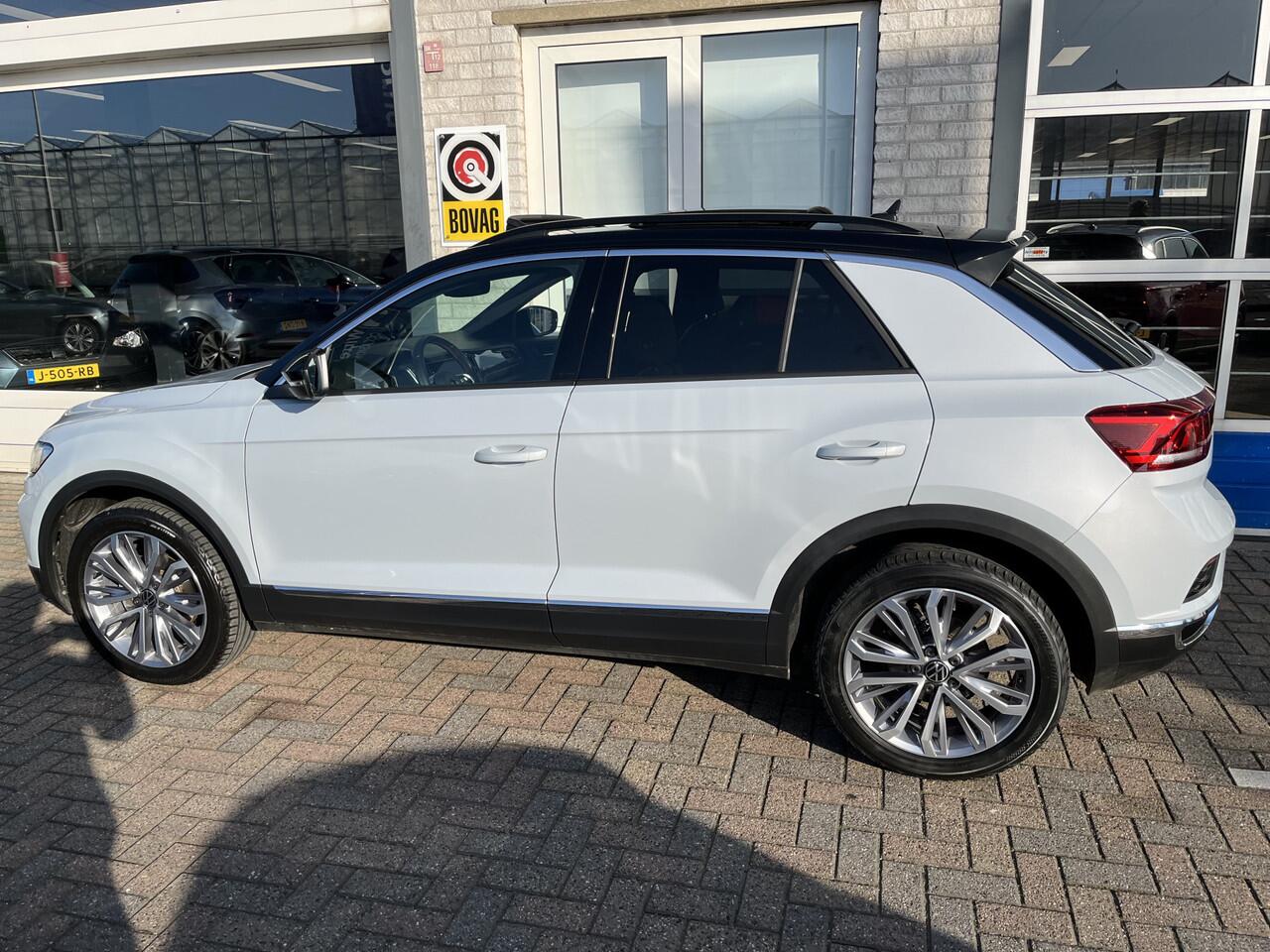 Volkswagen T-Roc 1.5 TSI Sport / AUTOMAAT/ PANO/ PARK. SENSOREN + CAMERA/ RIJ-MODI/ LED/ ADAPT. CRUISE/ 18" LMV/ DIGITAL DASH/ CLIMA/ NAVI/ DAB