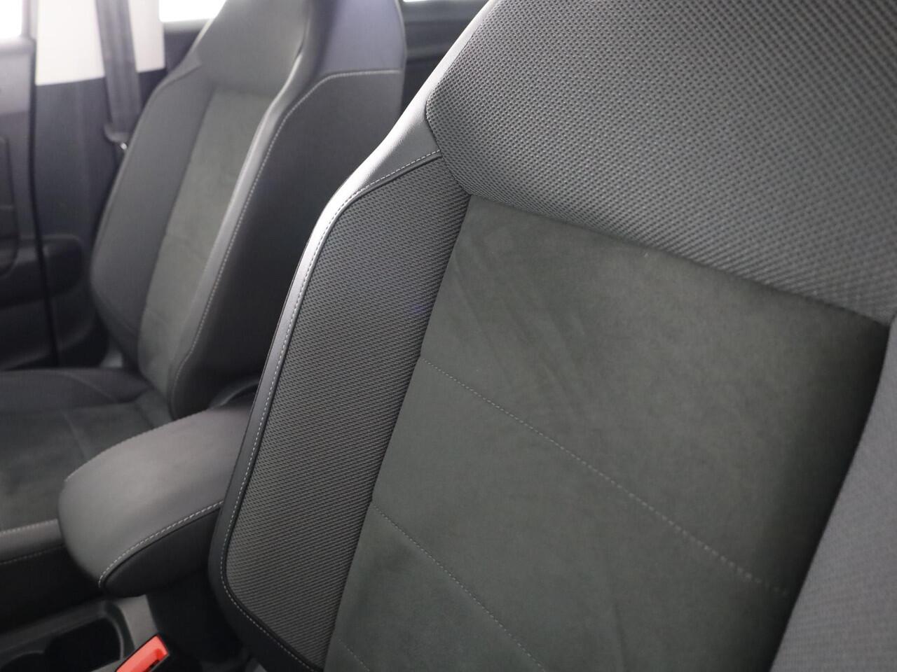 Volkswagen T-Roc 1.5 TSI Style 150 PK DSG | Private lease vanaf ¤ 609,- pm | Trekhaak afneembaar | Navigatie | Stoel verwarming en massage | Leer/Alcantara |