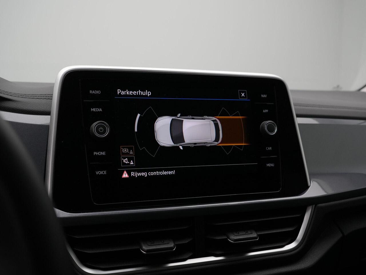 Volkswagen T-Roc 1.5 TSI 150 pk DSG Style | Trekhaak | Navigatie | Stoelverwarming | Parkeersensoren voor/achter