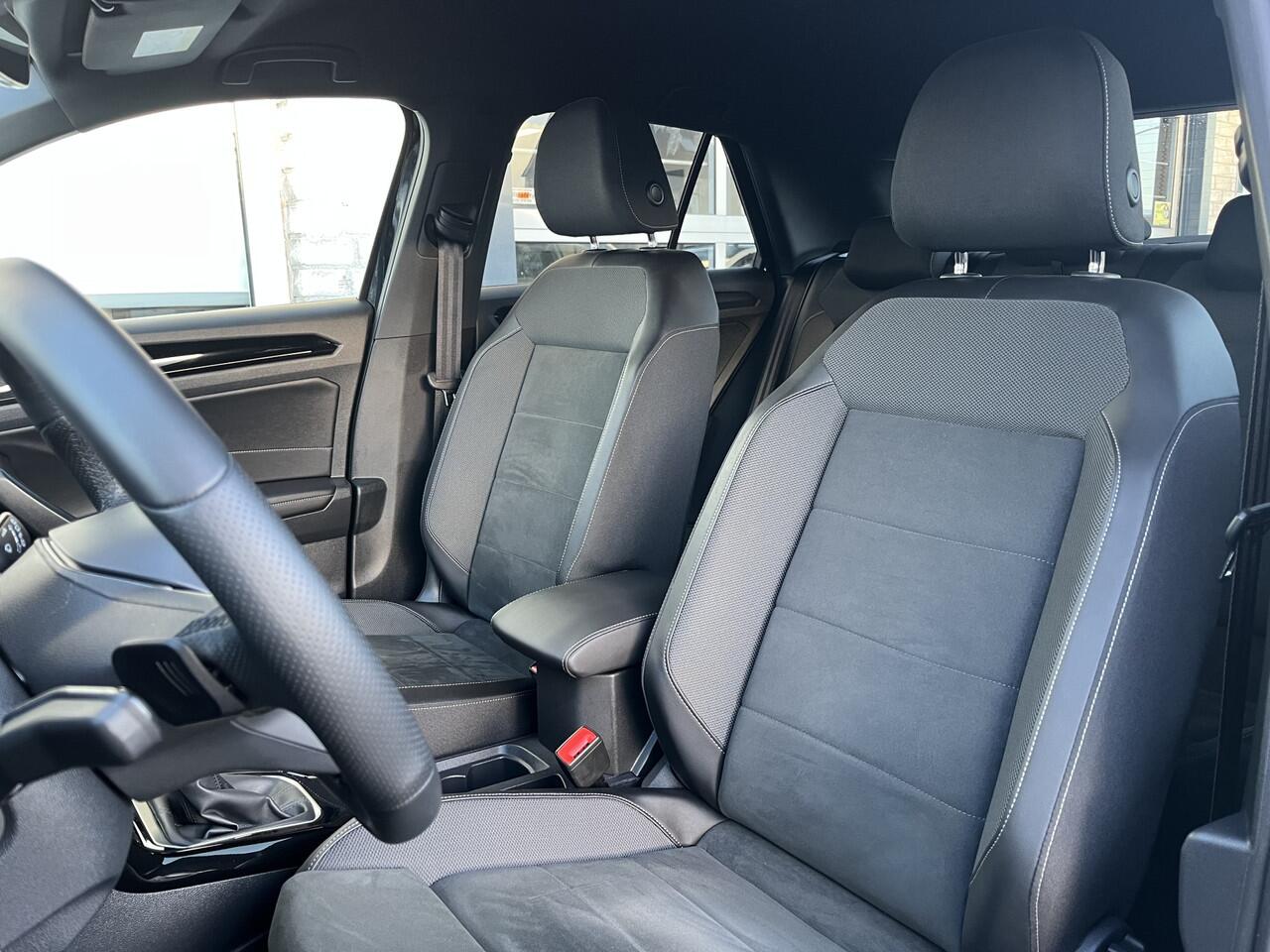 Volkswagen T-Roc 1.5 TSI R-Line / AUTOMAAT/ FABRIEKSGARANTIE T/M 2-2027/ TREKHAAK AFNEEMBAAR/ ADAPT. CRUISE/ MATRIX/ NAVI/ APP-CONNECT/ RIJ-MODI/ STOEL VERWARM./ PARK. SENSOREN + CAMERA