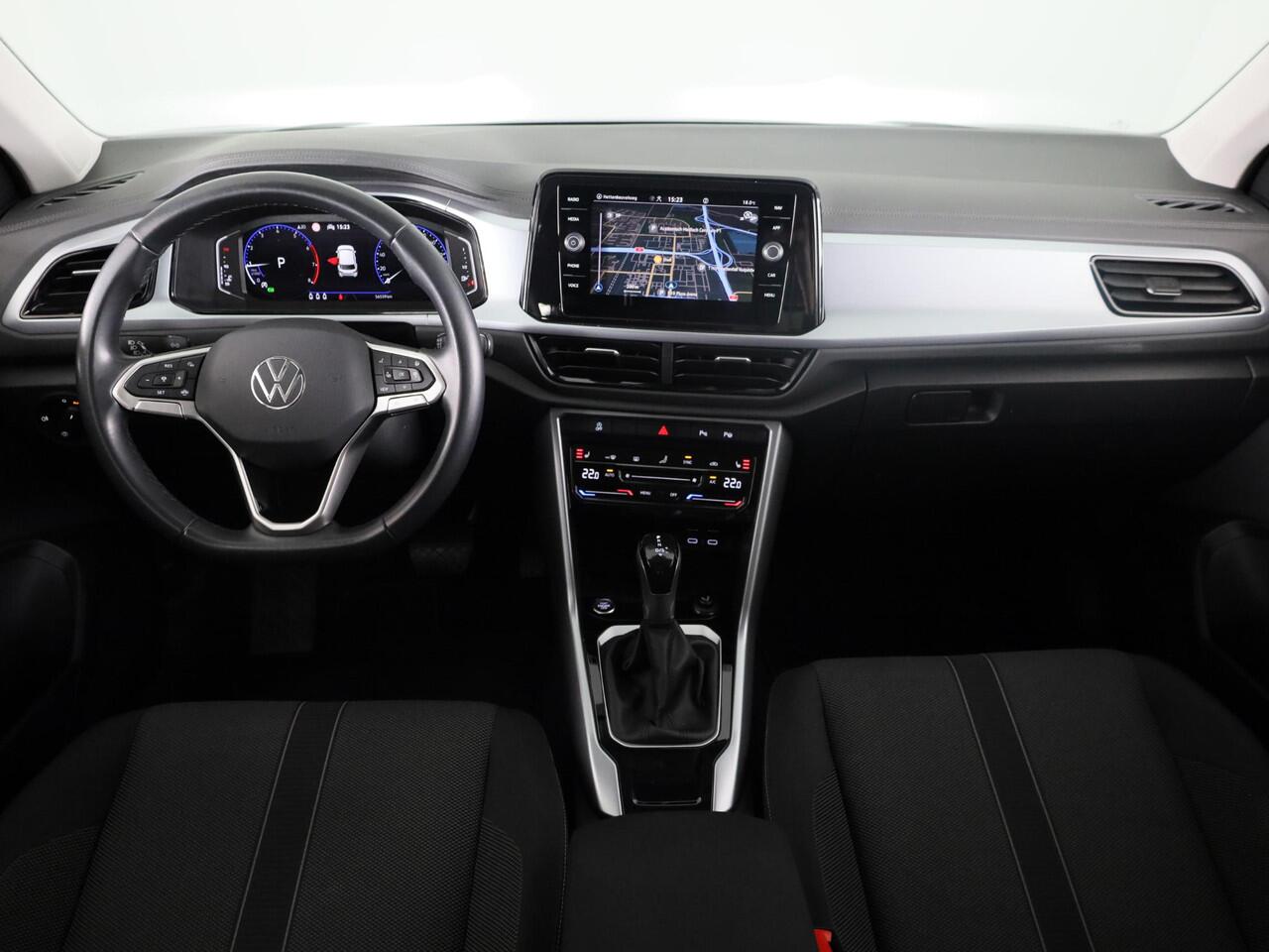 Volkswagen T-Roc 1.5 TSI Life 150 pk Automaat (DSG) | Navigatie | Trekhaak (afneembaar) | Parkeersensoren (Park assist) | Achteruitrijcamera | Stoelverwarming |