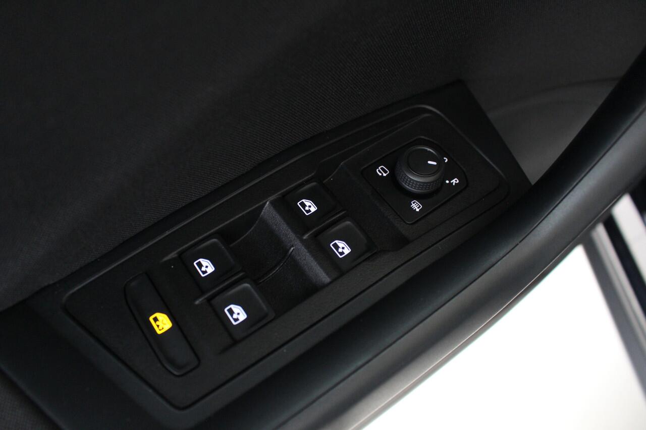 Volkswagen T-Roc 1.0 TSI Life Navigatie | Climate Control | Parkeersensoren | Stoelverwarming | All Season banden