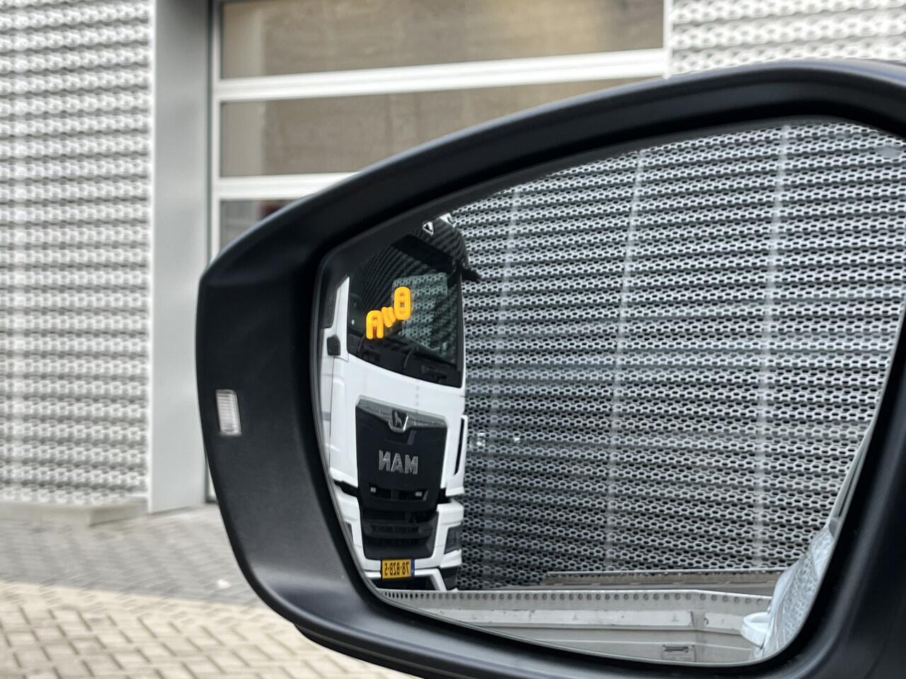 Volkswagen T-Roc 1.5 TSI 150PK Sport / Digitale Cockpit Pro / Panoramadak / Zwenkbare Trekhaak / Black Style / Elektrische Achterklep / Stoelverwarming / Dodehoek Sensor