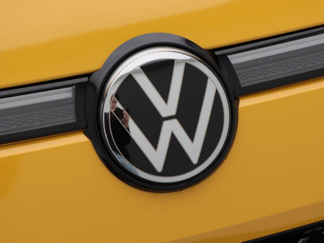 Volkswagen T-Roc R-Line First Edition 1.5 eTSI 150 PK | Trekhaak | Elektrische Achterklep | 360 Camera | Head-Up Display | Stoel- & Stuurverwarming |