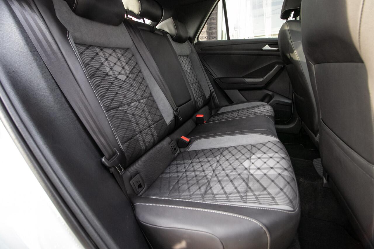 Volkswagen T-Roc 1.5 TSI R-Line Edition | Adapt cruise | Panorama dak | 19" Lmv