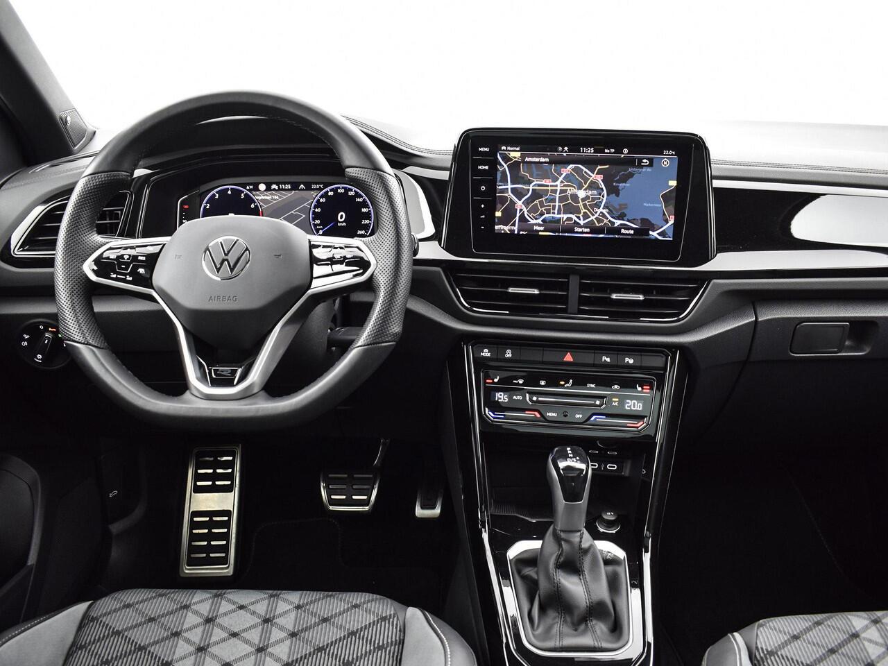 Volkswagen T-Roc 1.5 TSI 150pk DSG R-Line Business · Apple/Android Car Play · Camera · Panoramadak · Beats Audio · Matrix LED · 19'' Inch · Garantie t/m 30-03-2027 of 100.000km