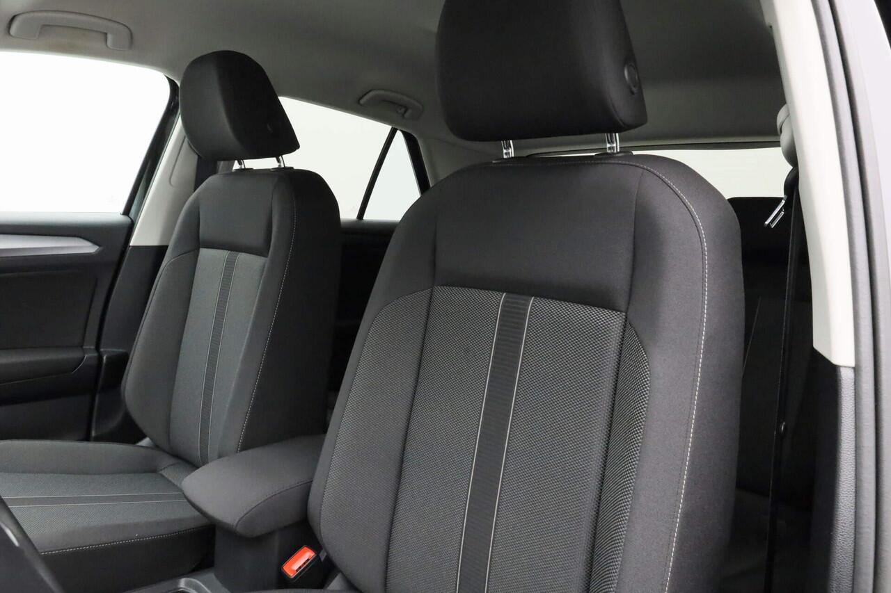 Volkswagen T-Roc 1.5 TSI 150 pk DSG Life | Trekhaak | Stoelverwarming | Carplay | Parkeersensoren voor/achter | Adaptive Cruise