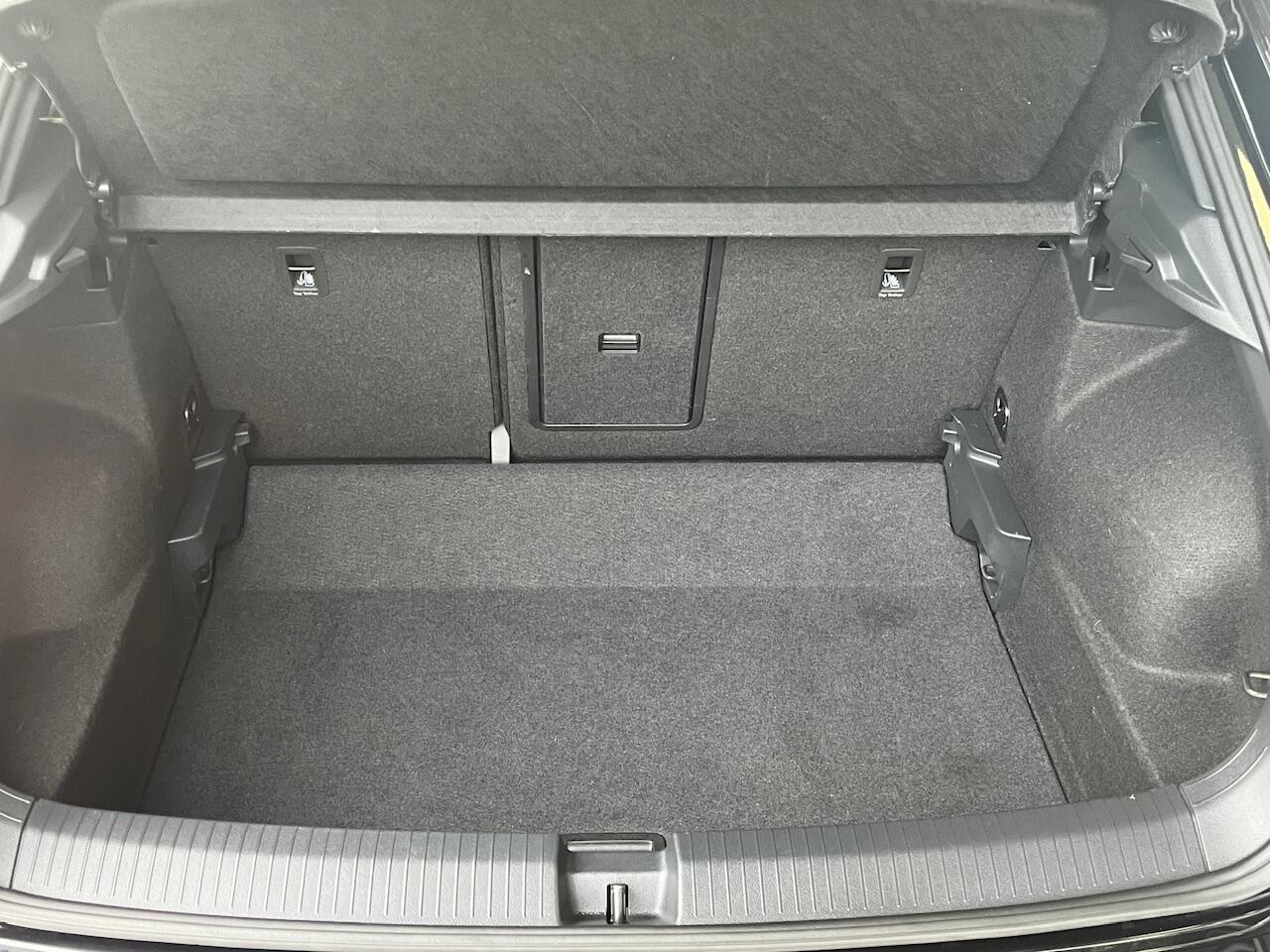 Volkswagen T-Roc 1.5 TSI R-Line / Black Style / Trekhaak / Adaptive Cruise / Stoel & Stuurverwarming / Navi