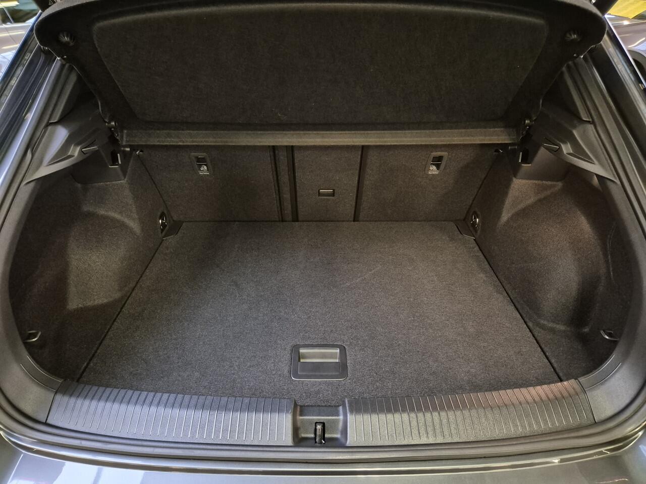 Volkswagen T-Roc 1.5 TSI R-Line -150pk- Automaat | Panorama dak | IQ LED | Camera | Elec. Achterklep | Rijklaarprijs