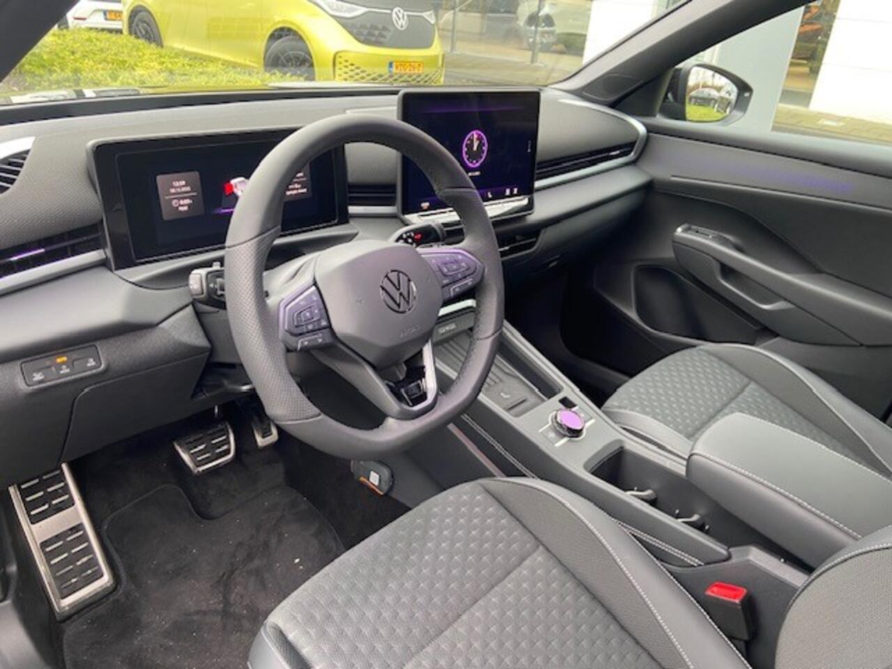 Volkswagen T-Roc 1.5 eTsi R-Line First Edition / Carplay / Navi / IQ Light / 19" LM velgen / R-Line / Camera