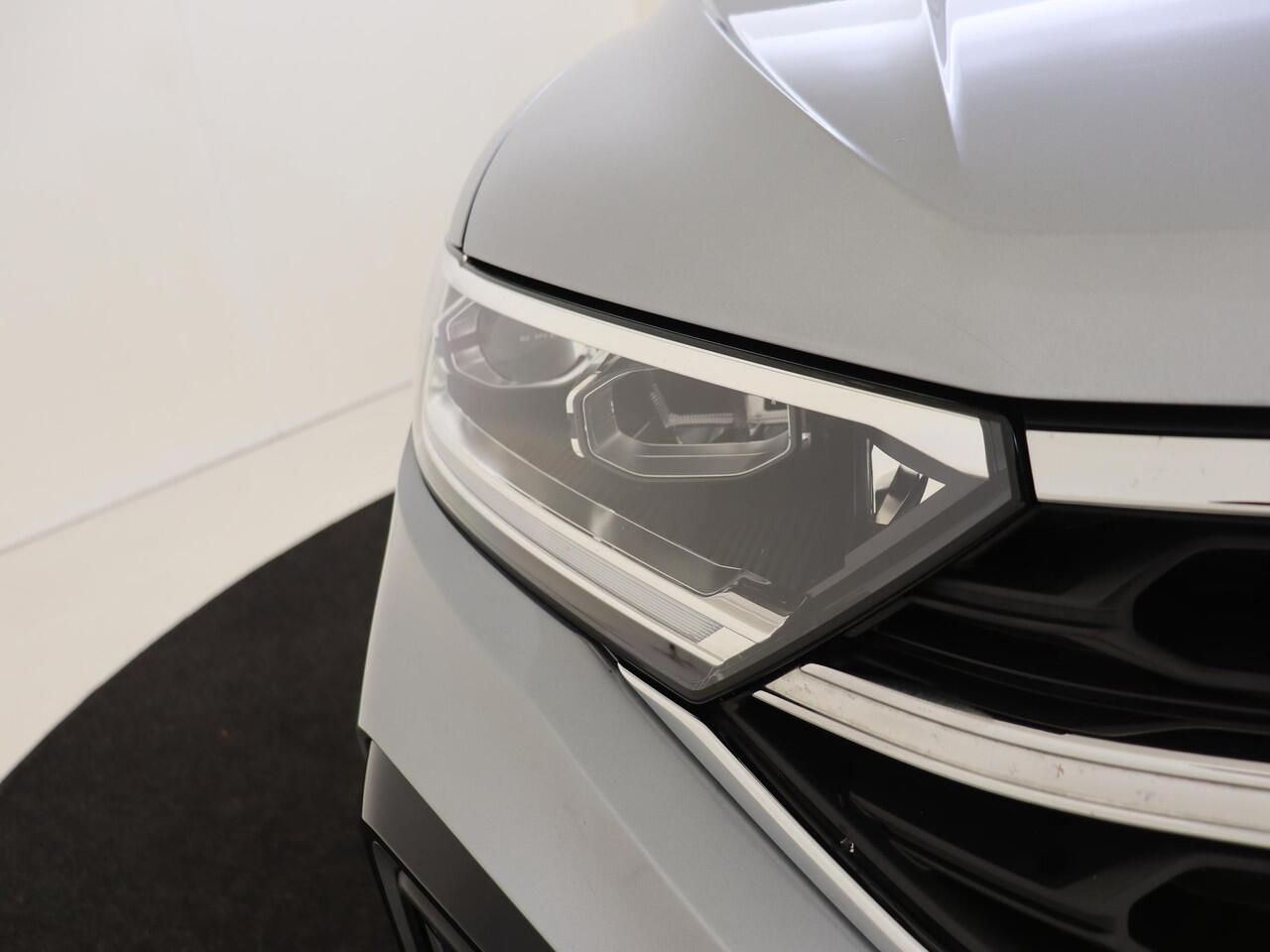 Volkswagen T-Roc 1.5 TSI R-Line | Trekhaak | Navi | Achteruitrijcamera | Parkeerassistent | Stoelverwarming | Adaptieve cruise control | CarPlay |