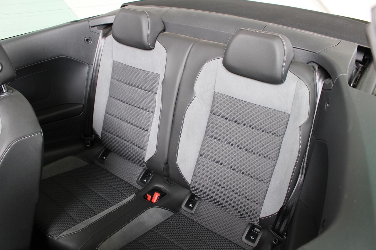 Volkswagen T-Roc Cabrio 1.5 TSI R-Line Blackstyle Navigatie | Camera | Trekhaak | 18" Grange Hill Zwart