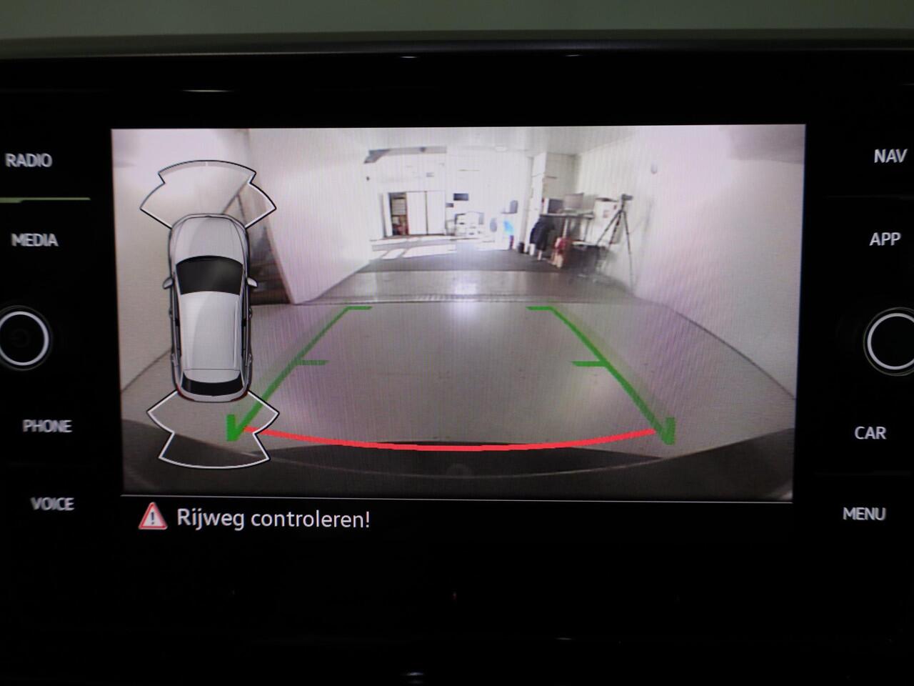 Volkswagen T-Roc 1.5 TSI R-Line 150 pk Automaat (DSG) | Verlengde garantie | Navigatie | Trekhaak (afneembaar) | Parkeersensoren (Park assist) | Achteruitrijcamera | R-Line |