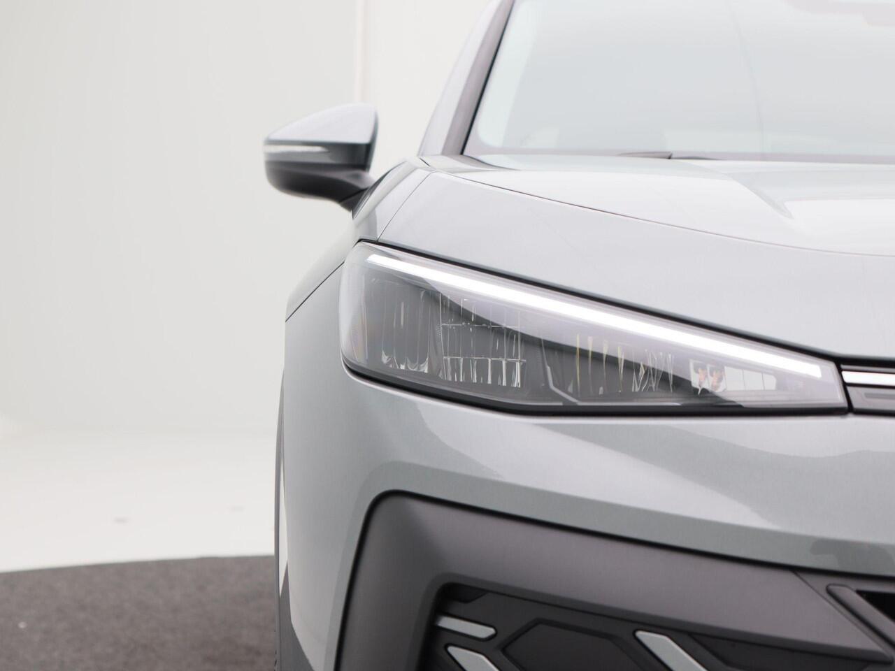 Volkswagen T-Roc Life First Edition 1.5 eTSI 150 PK | Trekhaak | Stoel- & Stuurverwarming | Navigatie | Adaptieve Cruise Control |