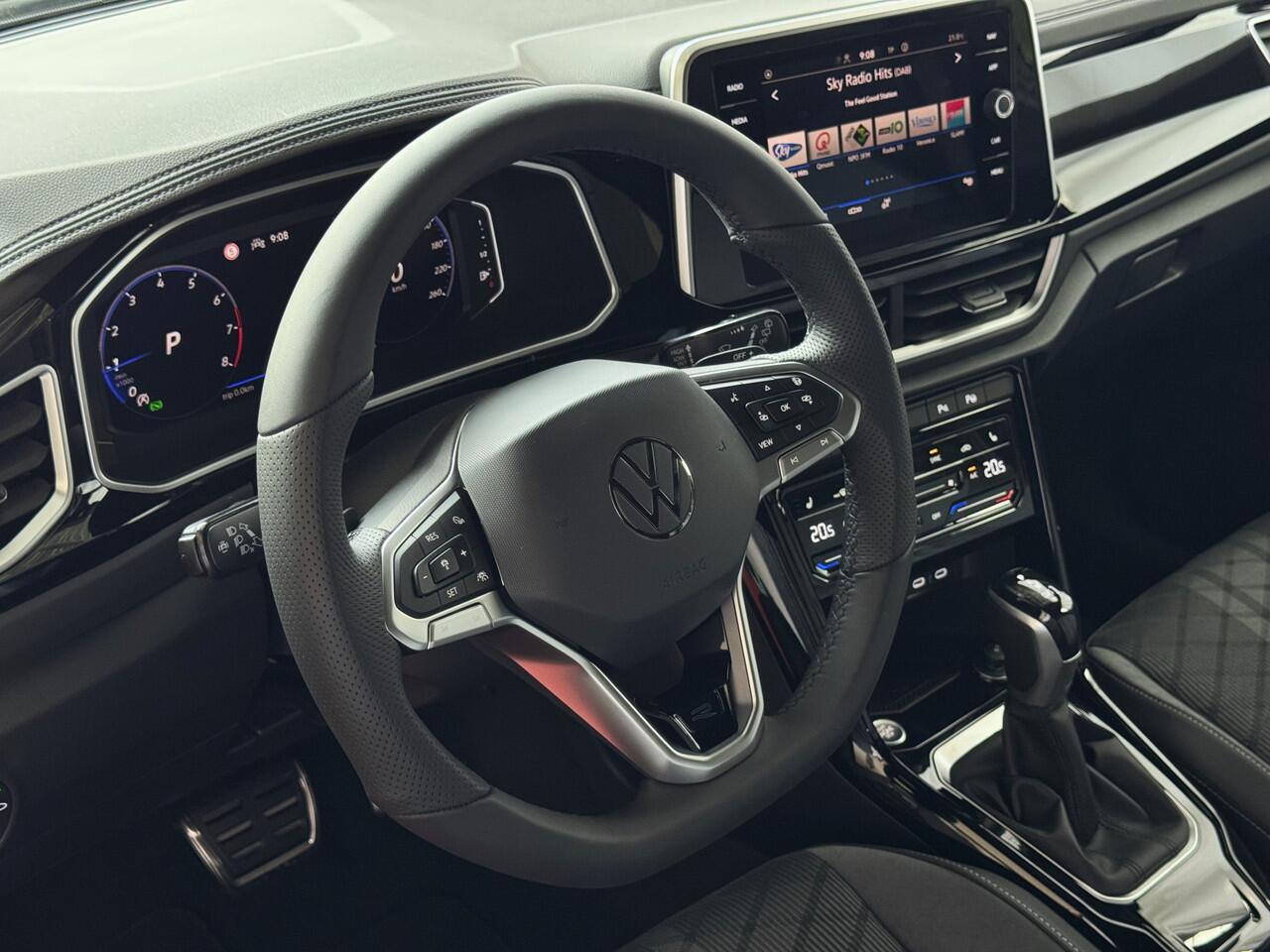 Volkswagen T-Roc ? NIEUWE AUTO ? 1.5 TSI DSG 2025 R-LINE 150PK AFN.TREKHAAK IQ LIGHT ALCANTARA ELEK.KLEP CARPLAY STOEL/STUUR VERW. 19"LMV VIR.COCKPIT 2025 RLINE R LINE "Volkswagen rijden begint bij Topautos.nl - 75 topmodellen direct op voorraad!"