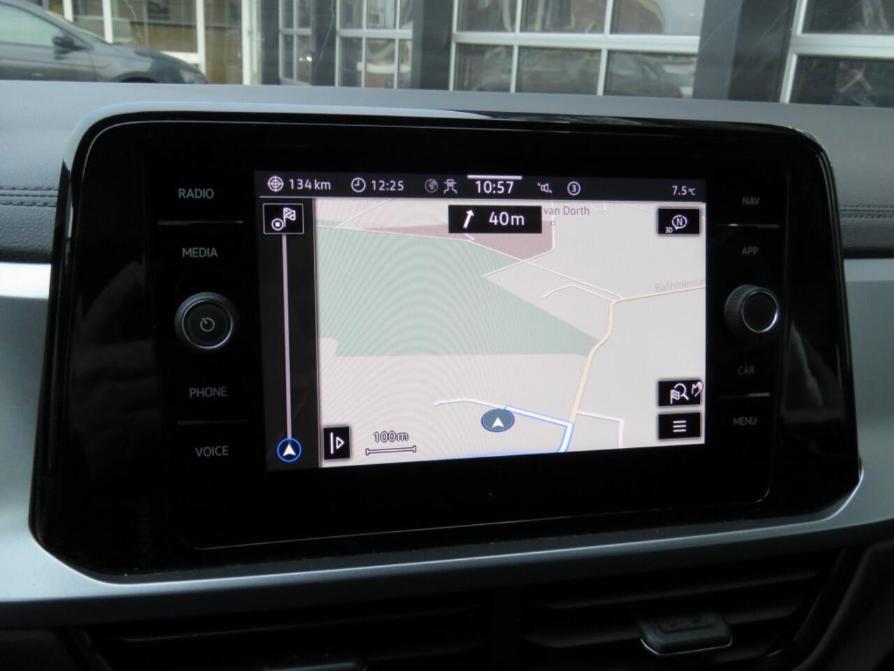 Volkswagen T-Roc 1.0 TSI 115pk LIFE / Navi / Carplay / Adap.cruise / Inparkeerhulp / BOVAG garantie