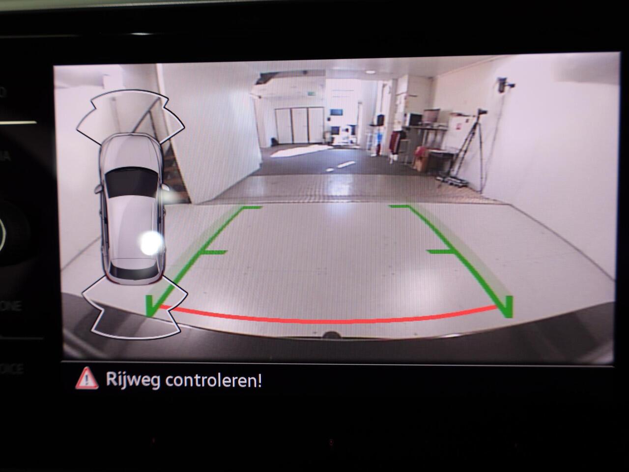 Volkswagen T-Roc 1.5 TSI R-Line 150 pk Automaat (DSG) | Verlengde garantie | Navigatie | Trekhaak (afneembaar) | Parkeersensoren (Park assist) | Achteruitrijcamera | R-Line |