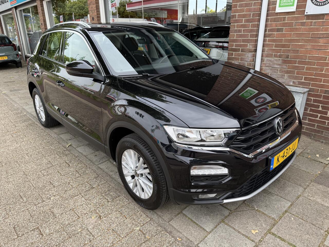 Volkswagen T-Roc 1.0 TSI Style Business | navigatie | cruise control | parkeer sensoren | trekhaak meerprijs 899.00 euro
