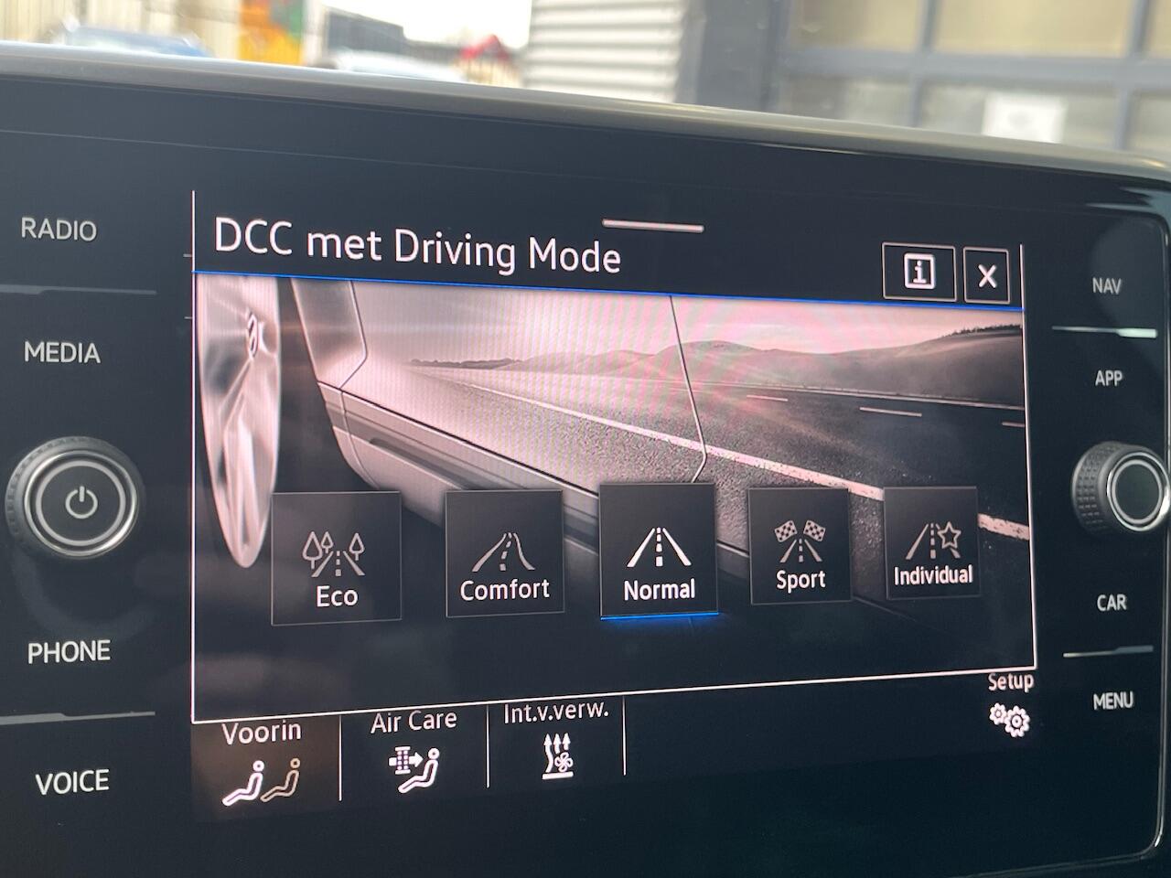 Volkswagen T-Roc 1.5 TSI DSG R-Line / IQ Led / Digitaal dashboard pro / Stand kachel / 19'' LMV