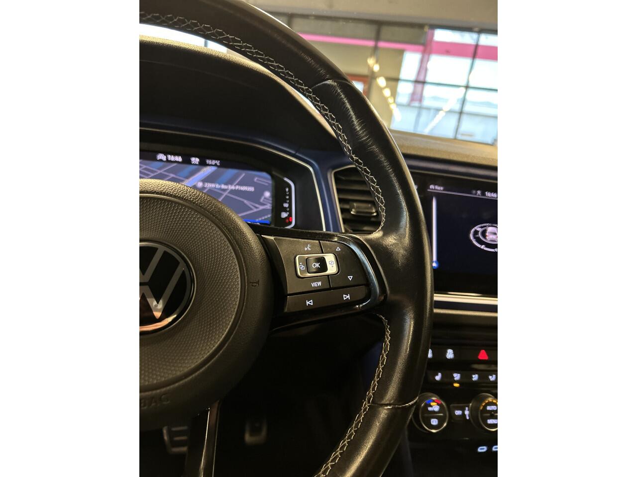 Volkswagen T-Roc 2.0 TSI 4Motion R 300PK | Facelift | Digital dashboard | Keyless | Adaptieve cruise control | Adaptief onderstel | Achteruitrijcamera | Apple carplay | Climate control | Stoelverwarming | Navigatie | Elek. inklapbare spiegels