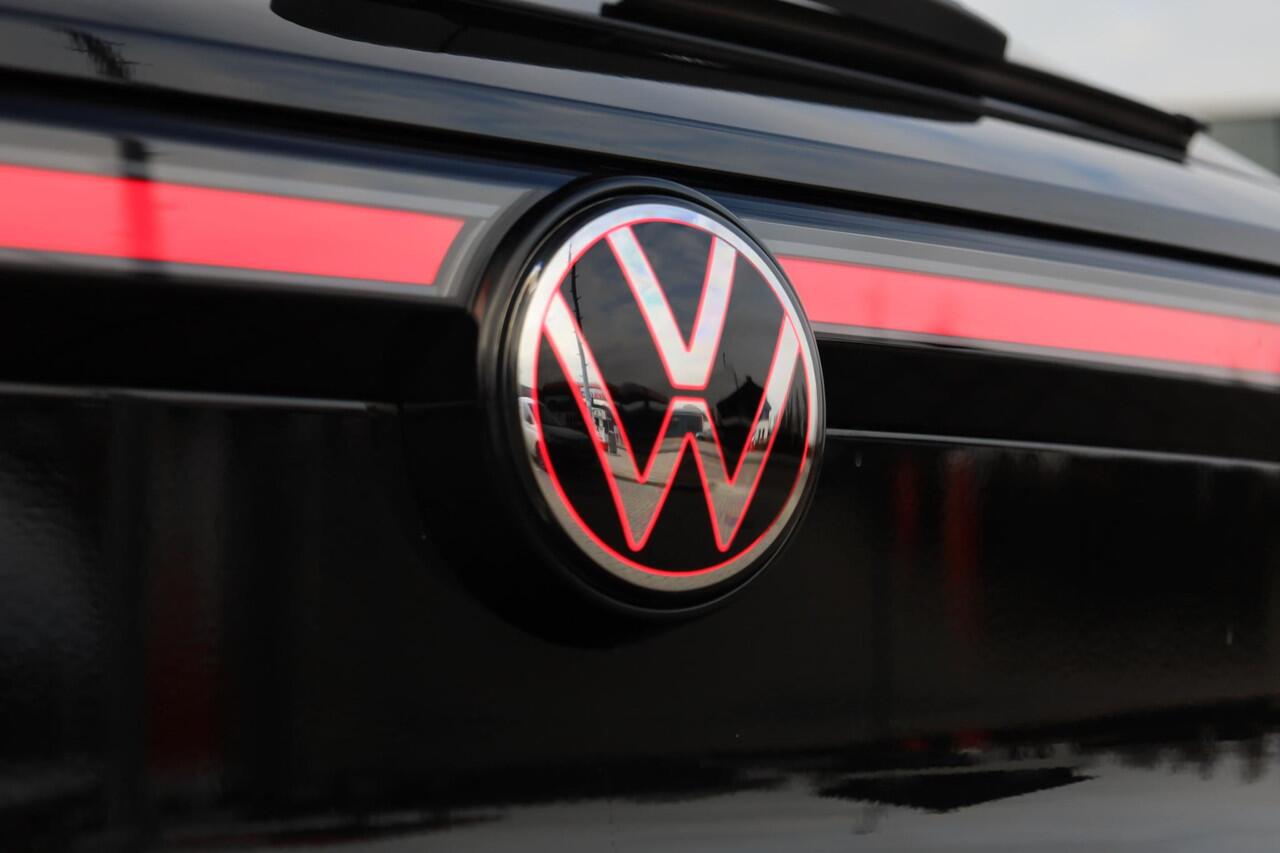 Volkswagen T-Roc 1.5 eTsi R-Line First Edition 150PK / 110kW LED Matrix IQ.Light, 360° rondomzichtcamera, panoramisch schuif- kanteldak, elektr. bedienbaar, verwarmbare voorstoelen + achterbank, high end audio 'Harman Kadon', dodehoekdetectie (Side Assist), head-up displa