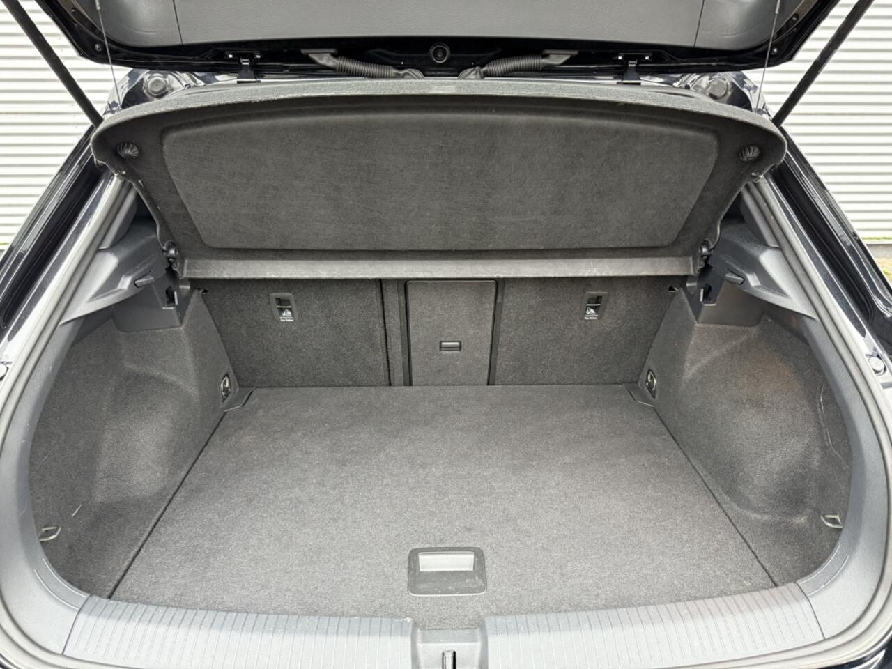 Volkswagen T-Roc 1.5 TSI R-Line Bns NAP BTW IQ light Camera