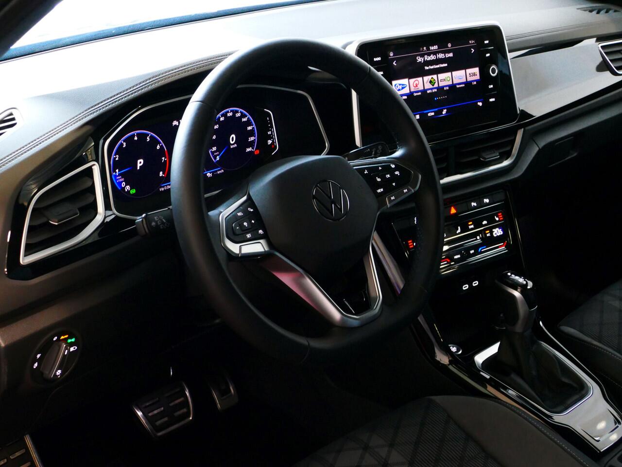 Volkswagen T-Roc ?NIEUWE AUTO? 1.5 TSI 150PK R-LINE EVO IQ LIGHT ALCANTARA ELEK.KLEP CARPLAY STOEL/STUUR VERW. 18"LMV VIR.COCKPIT RLINE R LINE "Volkswagen rijden begint bij Topautos.nl - 75 topmodellen direct op voorraad!"