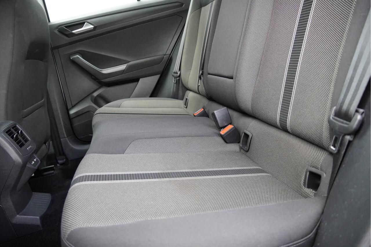 Volkswagen T-Roc 1.5 TSI 150PK! Style BJ2021 Lmv 16" | Led | Pdc | Navi | App-Connect | Climate control | Cruise control | Getint glas