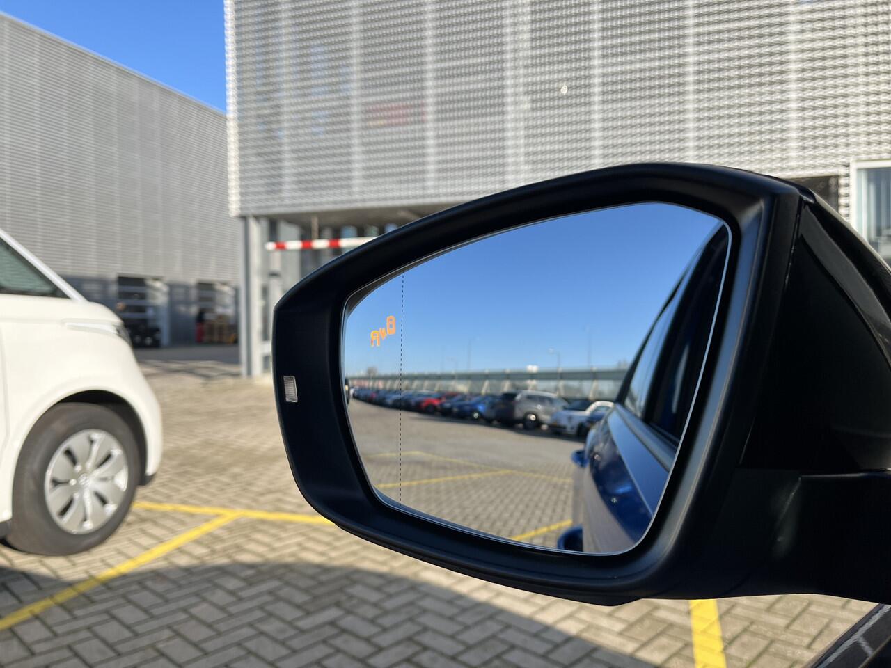 Volkswagen T-Roc 1.5 TSI 150PK DSG R-Line / Afneembare Trekhaak / Achteruitrijcamera / Stoelverwarming / Digitale Cockpit / App-Connect / 19"LMV **