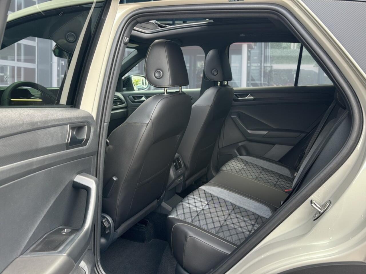 Volkswagen T-Roc 1.5 TSI DSG R-LINE BLACK-OPTIC PANO-DAK/CAMERA/CARPLAY/ACC/STOELVERW